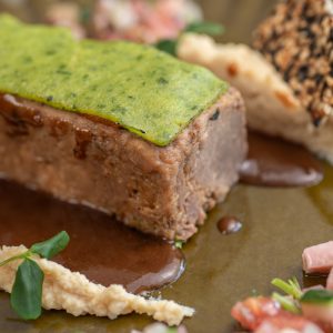 Agneau confit, purée de pois chiche et sésame, vierge de légumes